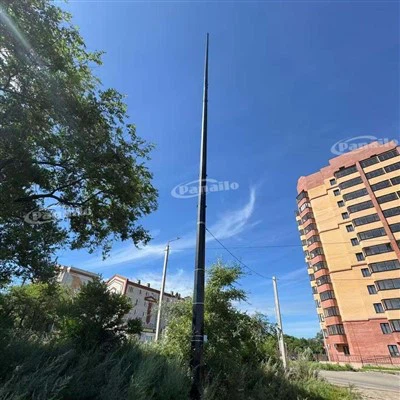 Poste de telecomunicacións galvanizado por inmersión en quente e revestido en po